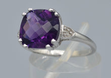 10K white gold ring with faceted Amethyst cushion-shaped, criss-cross cut