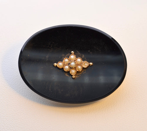 14K yellow gold onyx brooch with seed pearls