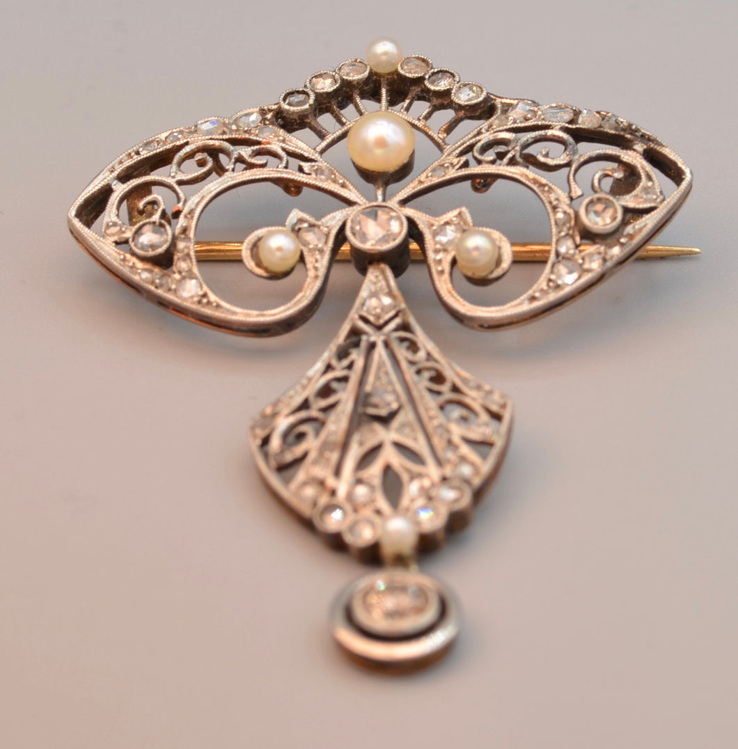 Platinum/18K Antique brooch set with rose-cut diamonds and natural pearls, ca. 1900