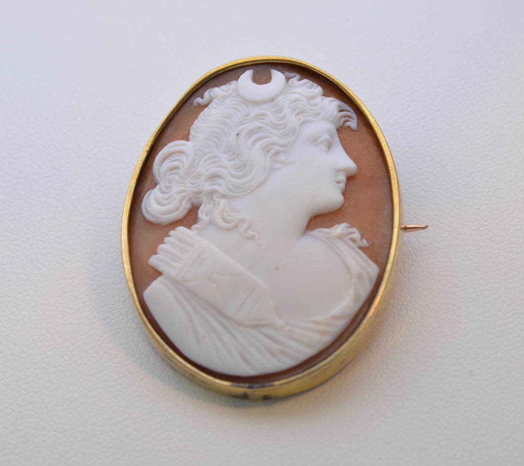 14K Yellow Gold Framed Conch-Shell Cameo with the Huntress Diana